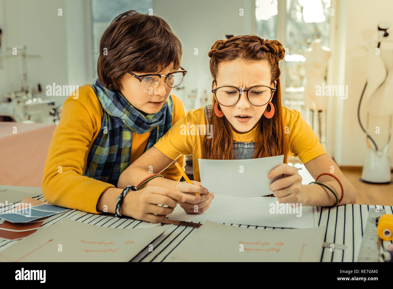 Schüler Verwirrung Aufgabe Lesen für die nächste Lektion Stockfoto