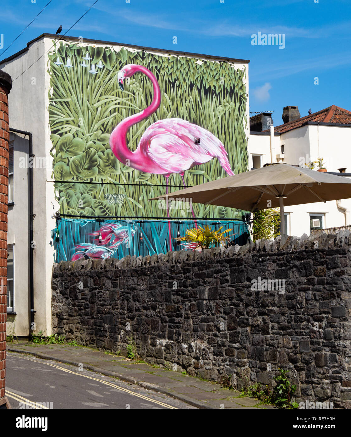 Rosa flamingo Wandbild an der Wand eines Bristol pub UK Stockfoto