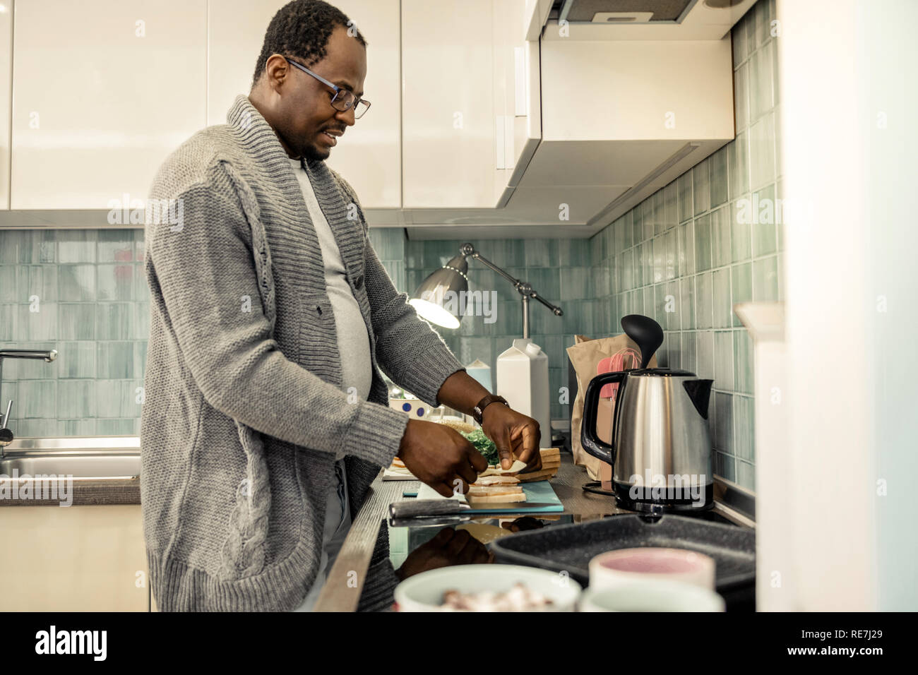 Pflege liebevoller Ehemann machen morgen Sandwiches in der Küche Stockfoto