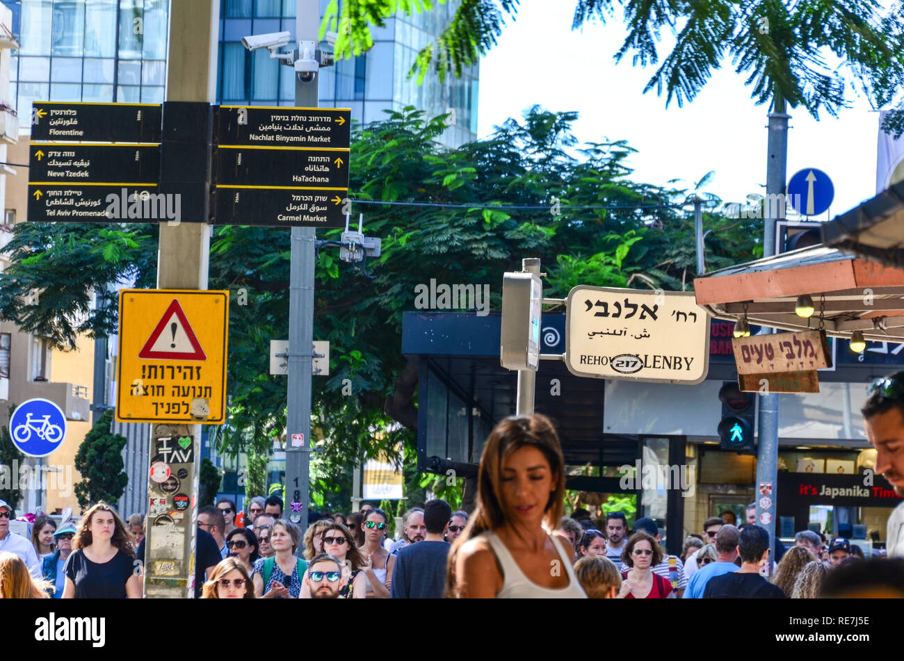 Lifestyle Szene an einem warmen Herbsttag auf Rotschild Boulevard, Tel Aviv, Israel Stockfoto