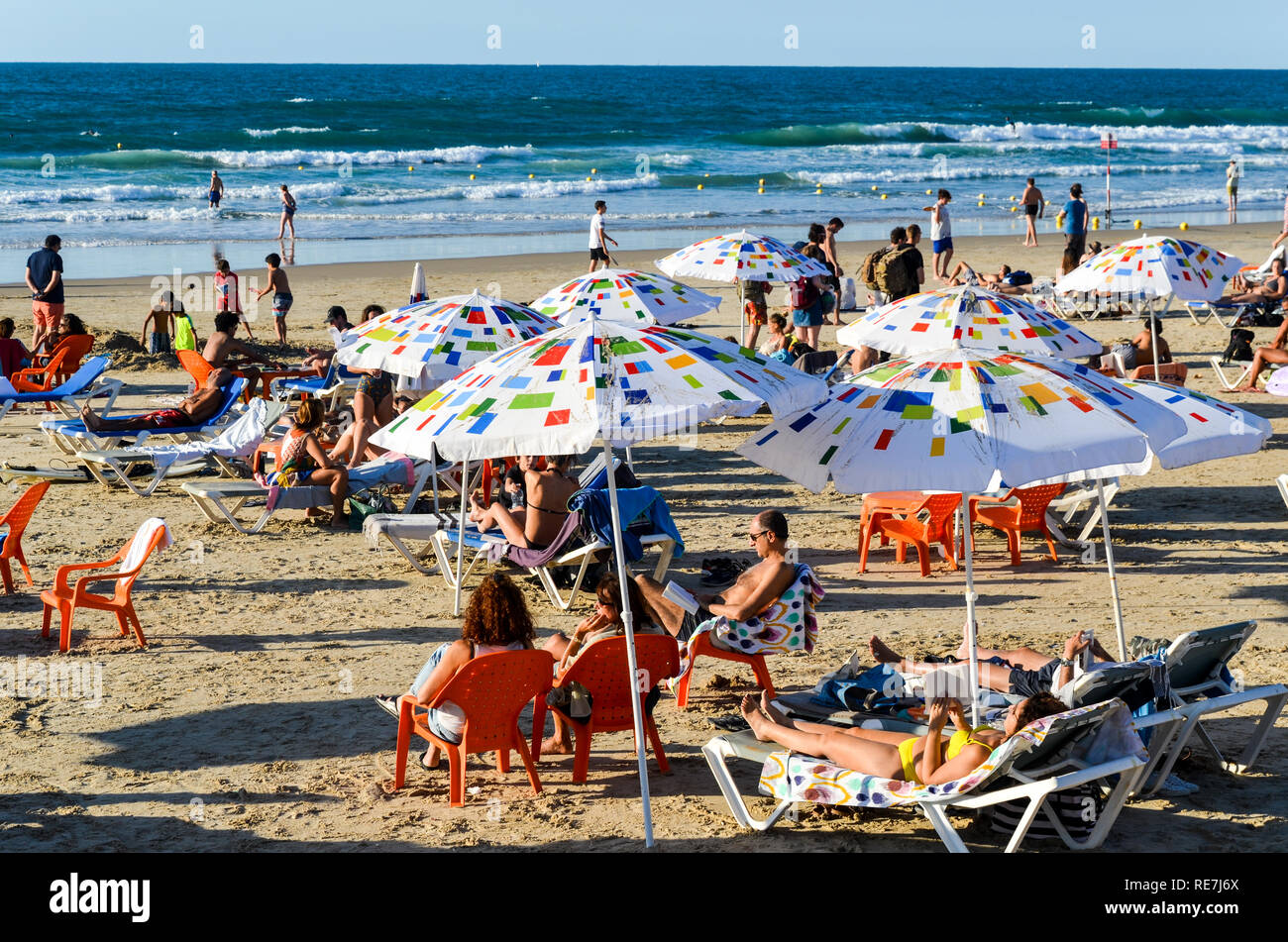 Touristen auf der Promenade von Charles Clore Park entlang Alma Strand, Tel Aviv, Israel Stockfoto