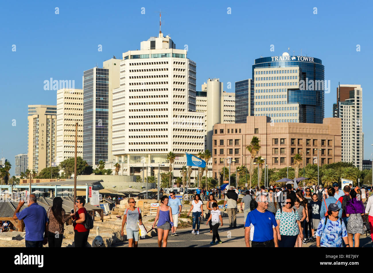 Touristen auf der Promenade von Charles Clore Park entlang Alma Strand, Tel Aviv, Israel Stockfoto
