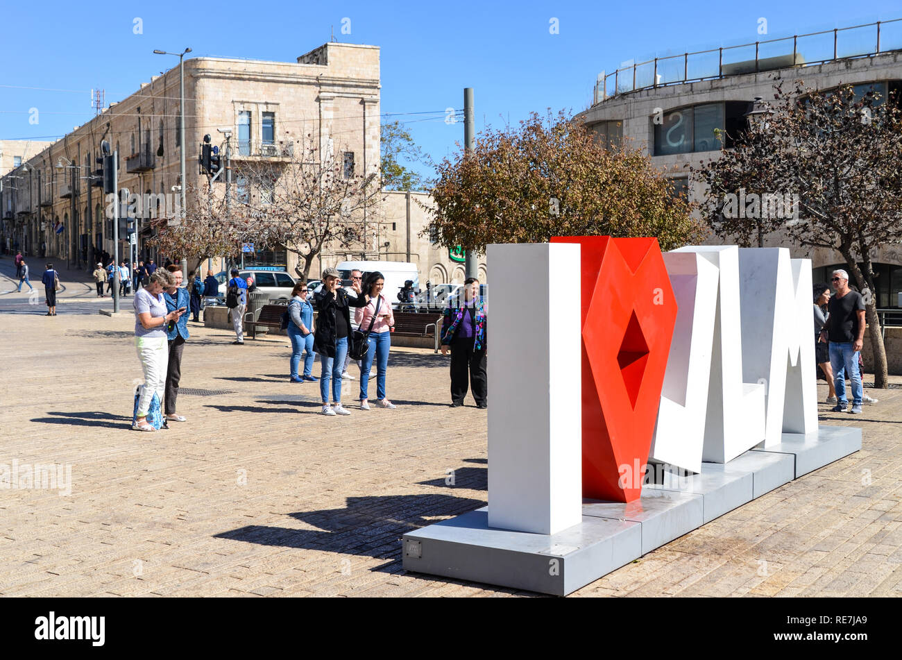 "Ich liebe die JLM' Zeichen in Jerusalem, mit Touristen fotografieren Stockfoto