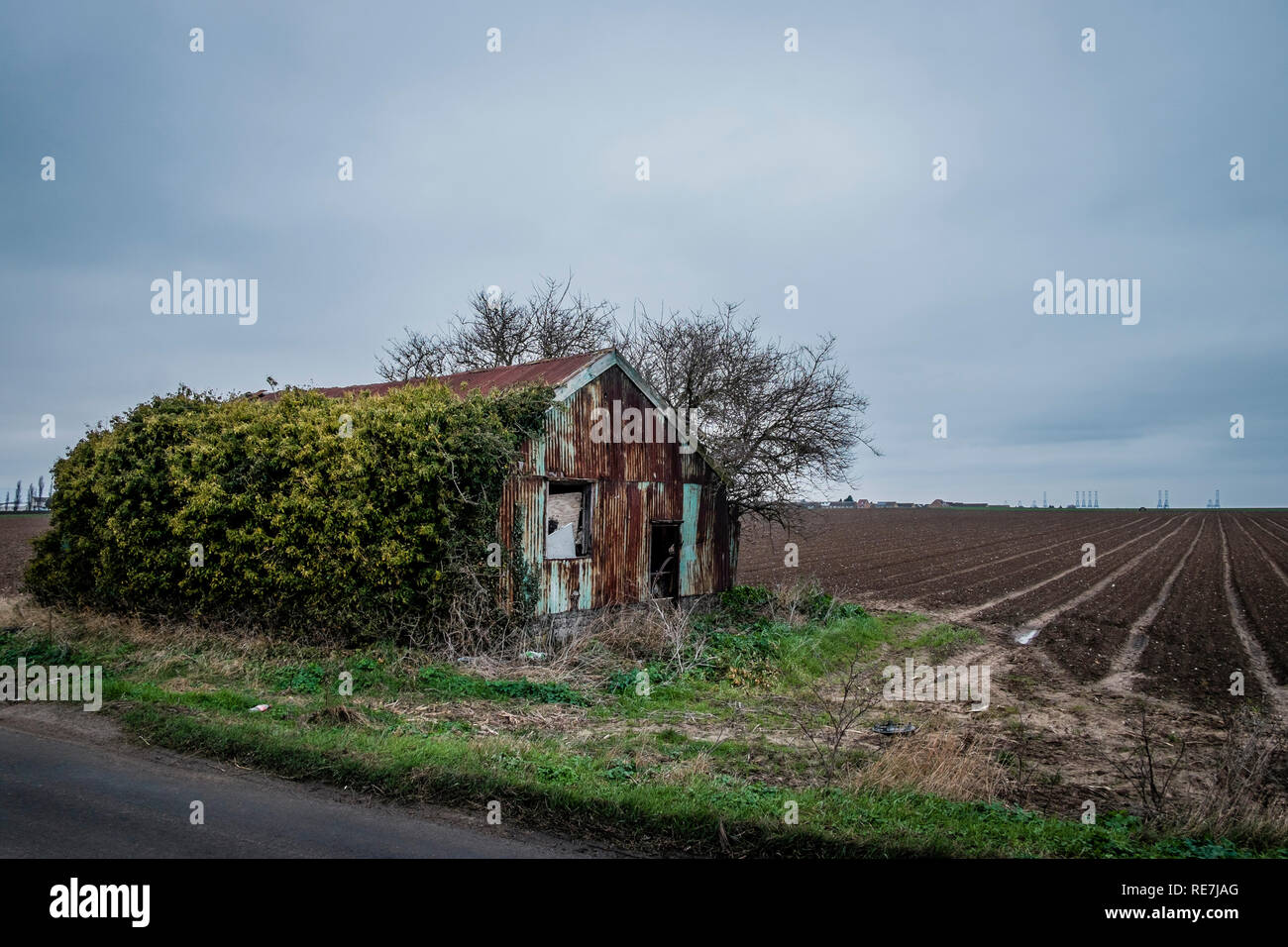 Verfallenes Gebäude auf ländlichen Ackerland, Kent, Großbritannien Stockfoto
