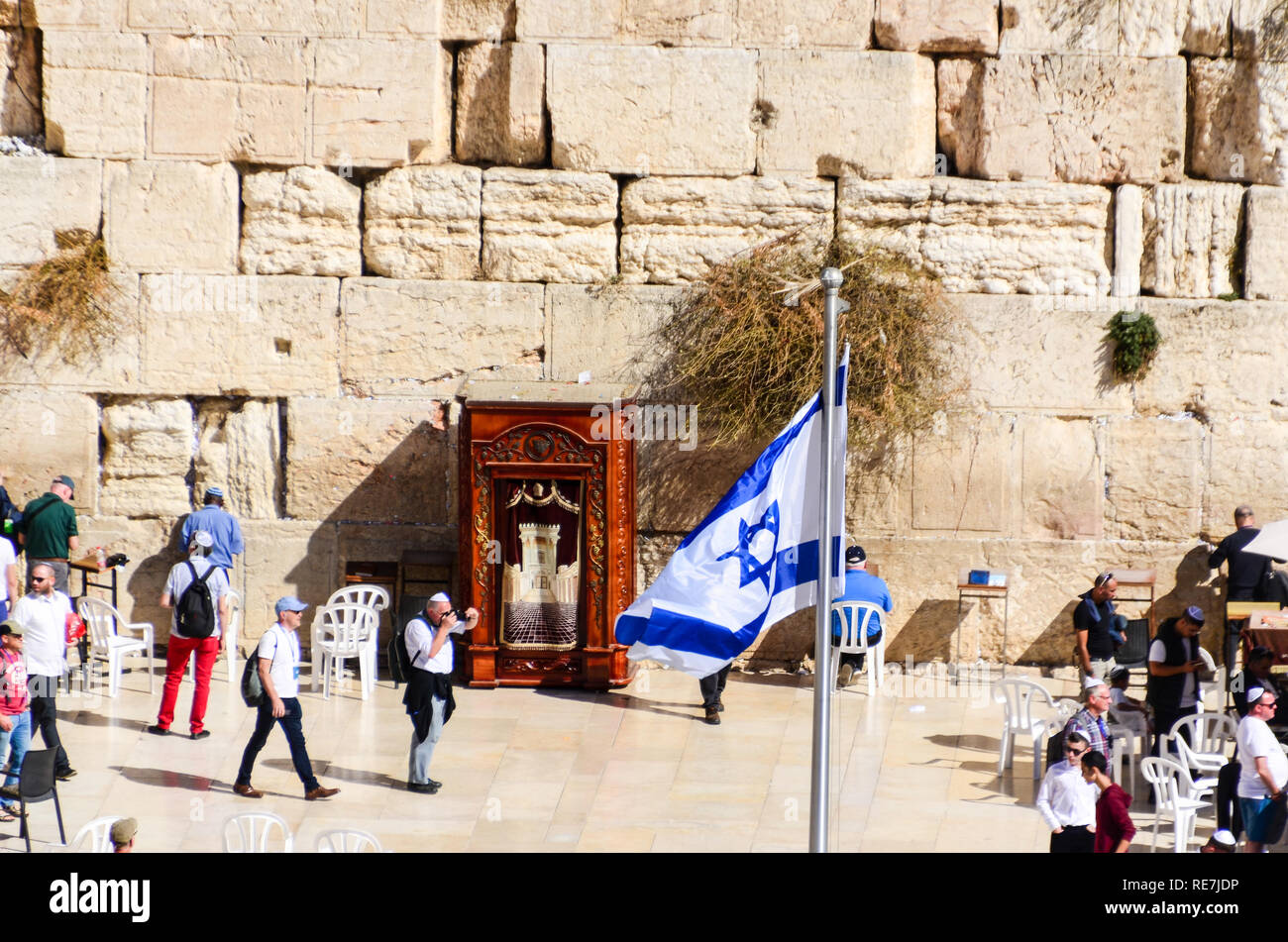 Israelische Flagge und Besucher, die an der Westmauer von Jerusalem Stockfoto