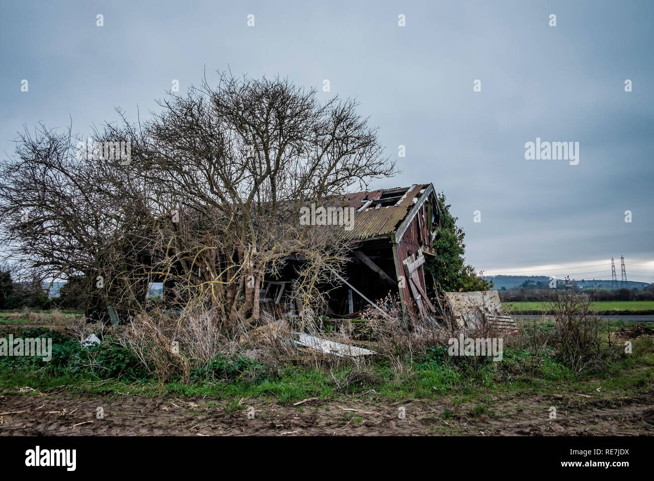 Verfallenes Gebäude auf ländlichen Ackerland, Kent, Großbritannien Stockfoto