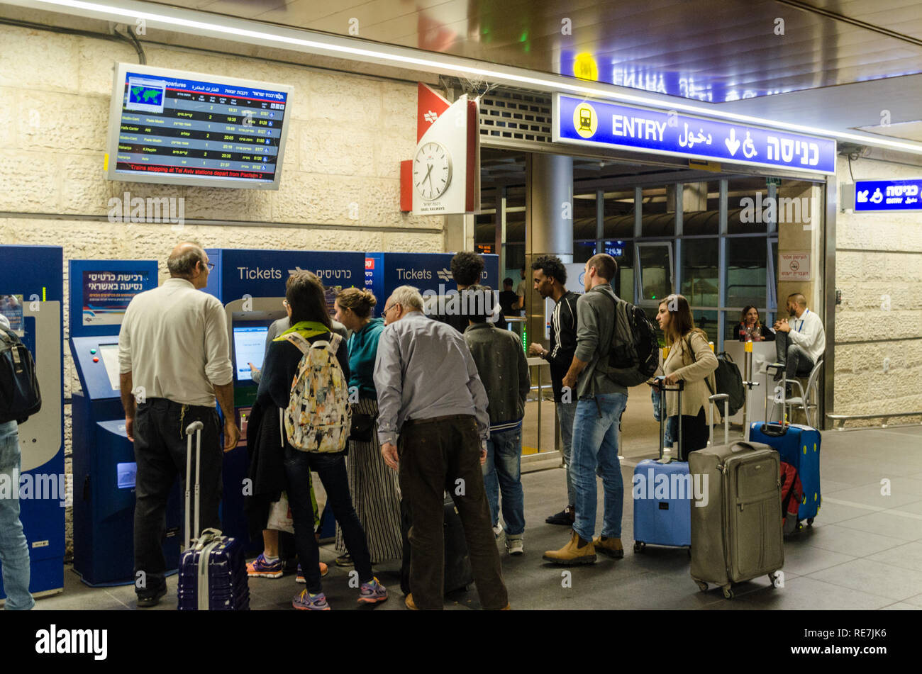 Die Leute Schlange stehen um ein Ticket für die öffentlichen Verkehrsmittel in Tel Aviv Flughafen (Ben Gurion), Israel Stockfoto