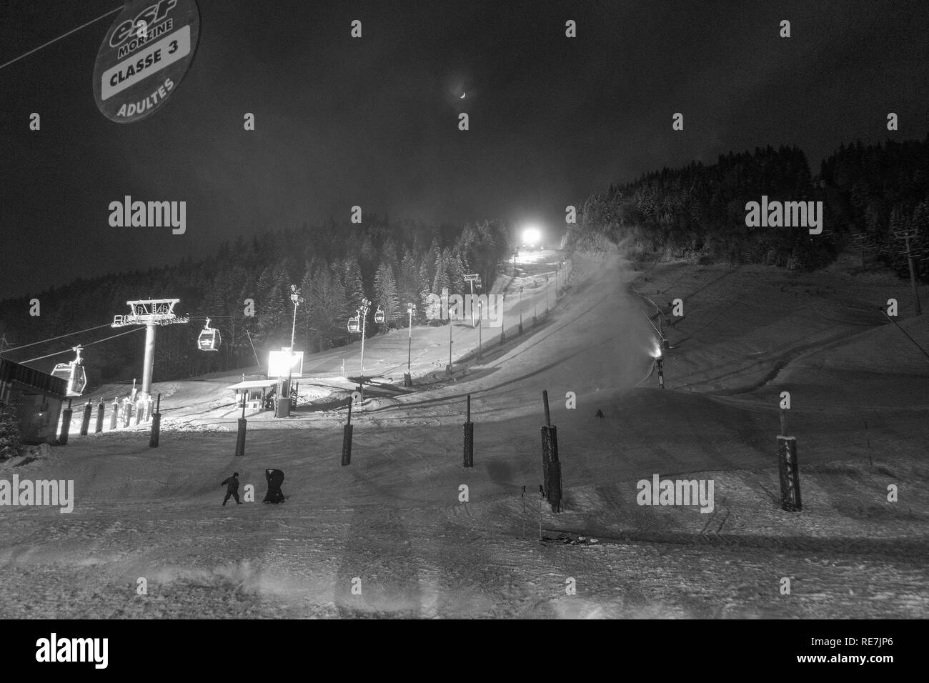 Die sonnenstühle Gondelfahrt auf den Skipisten in der Nacht mit Schnee im Skigebiet Morzine Haute Savoie Portes du Soleil Frankreich Stockfoto