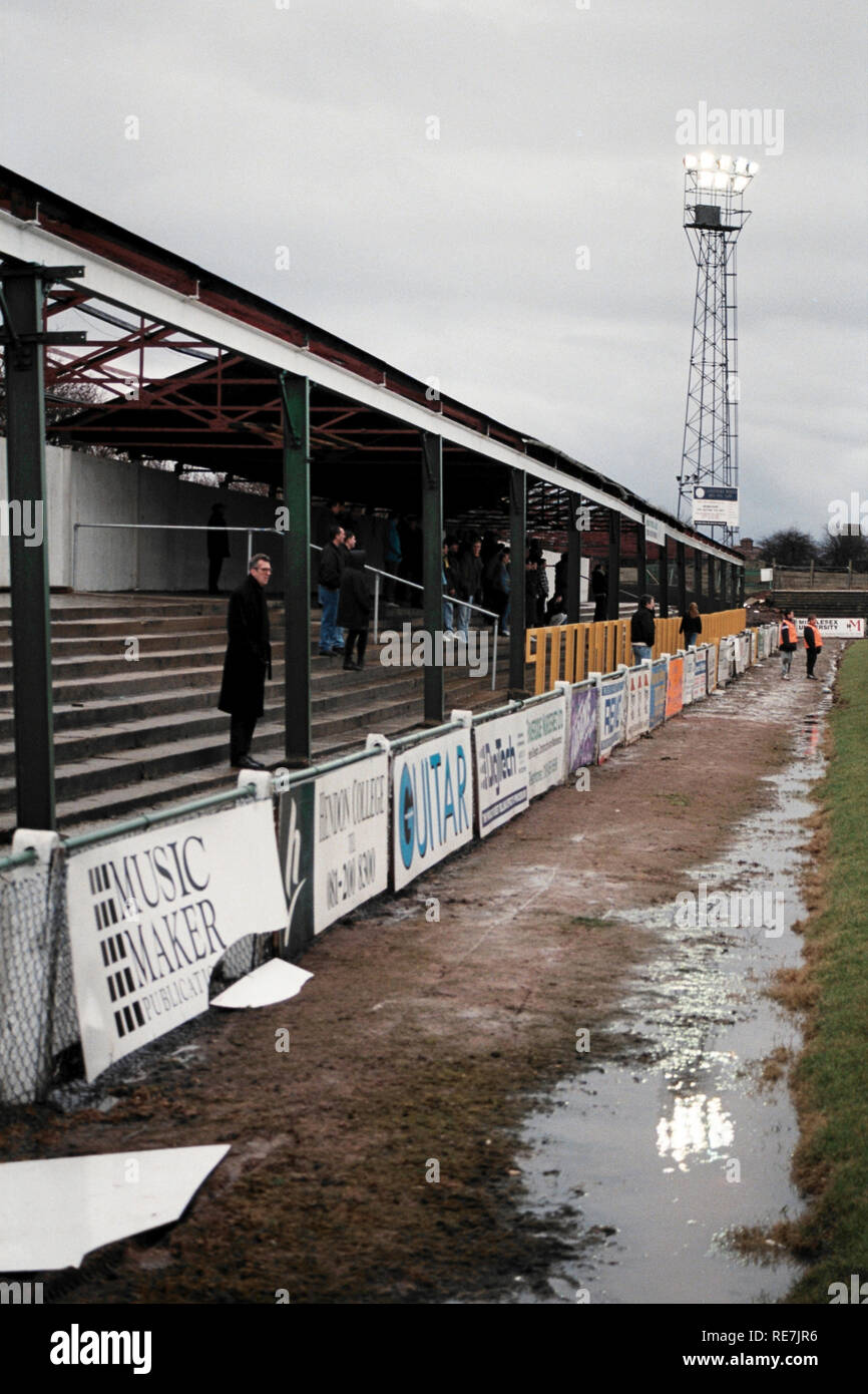 Überdachte Terrassen in Hendon FC Football Ground, Claremont Road, Cricklewood, London, dargestellt am 24. Februar 1996 Stockfoto