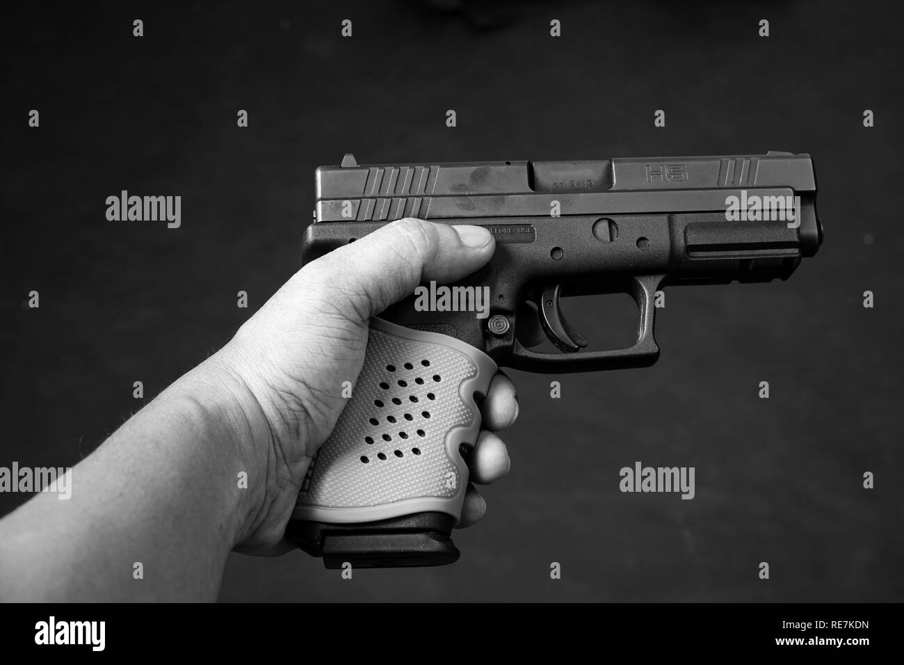 Mann mit einer Pistole/Gewehr Stockfoto