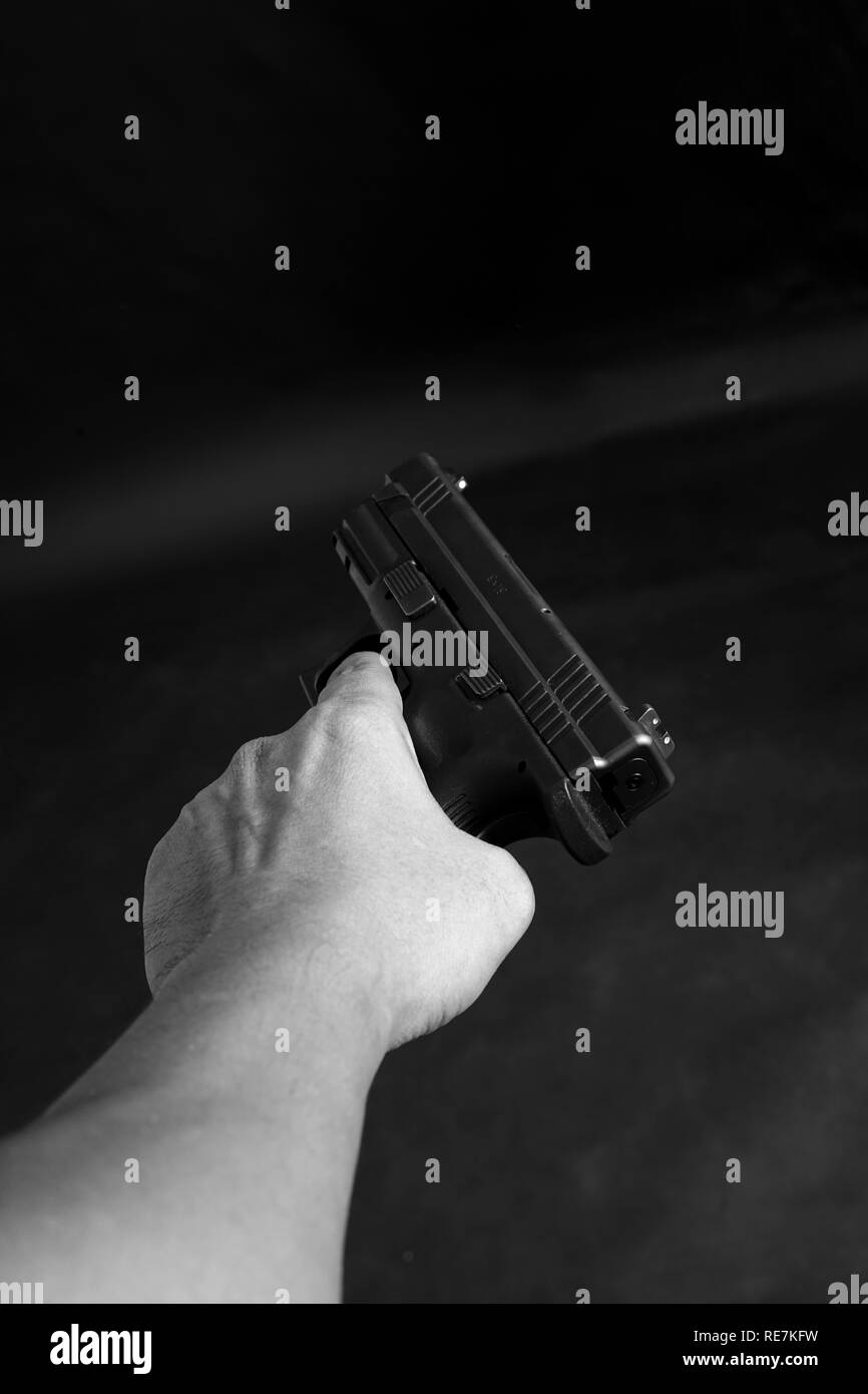 Mann mit einer Pistole/Gewehr Stockfoto