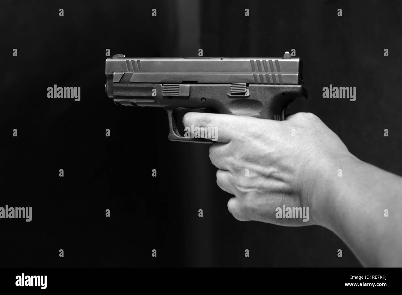 Mann mit einer Pistole/Gewehr Stockfoto
