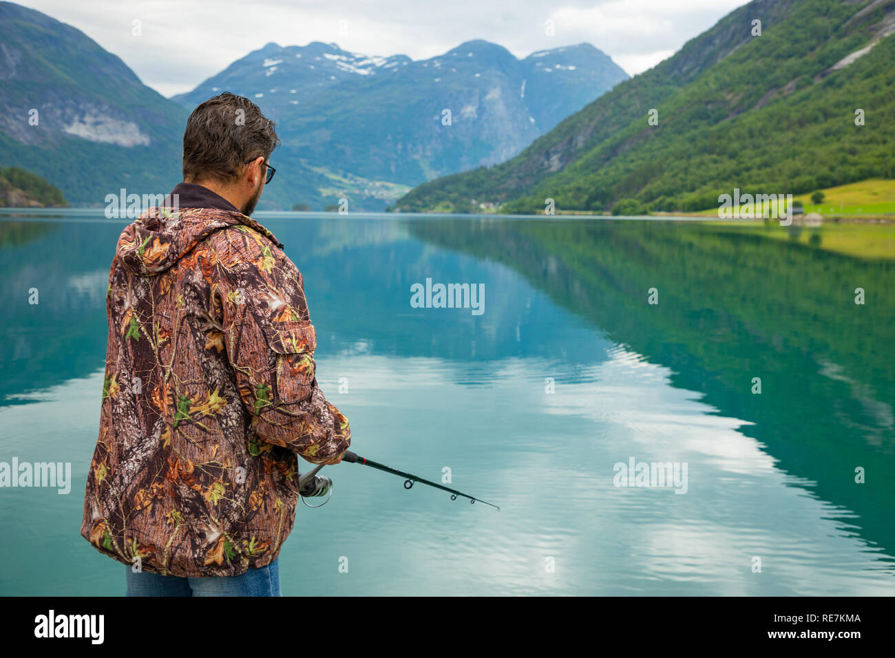 Stryn, Norwegen - 26.06.2018: Fischer auf Oppstrynsvatn ist ein See in der Gemeinde Stryn in Sogn und Fjordane County, Norwegen Stockfoto