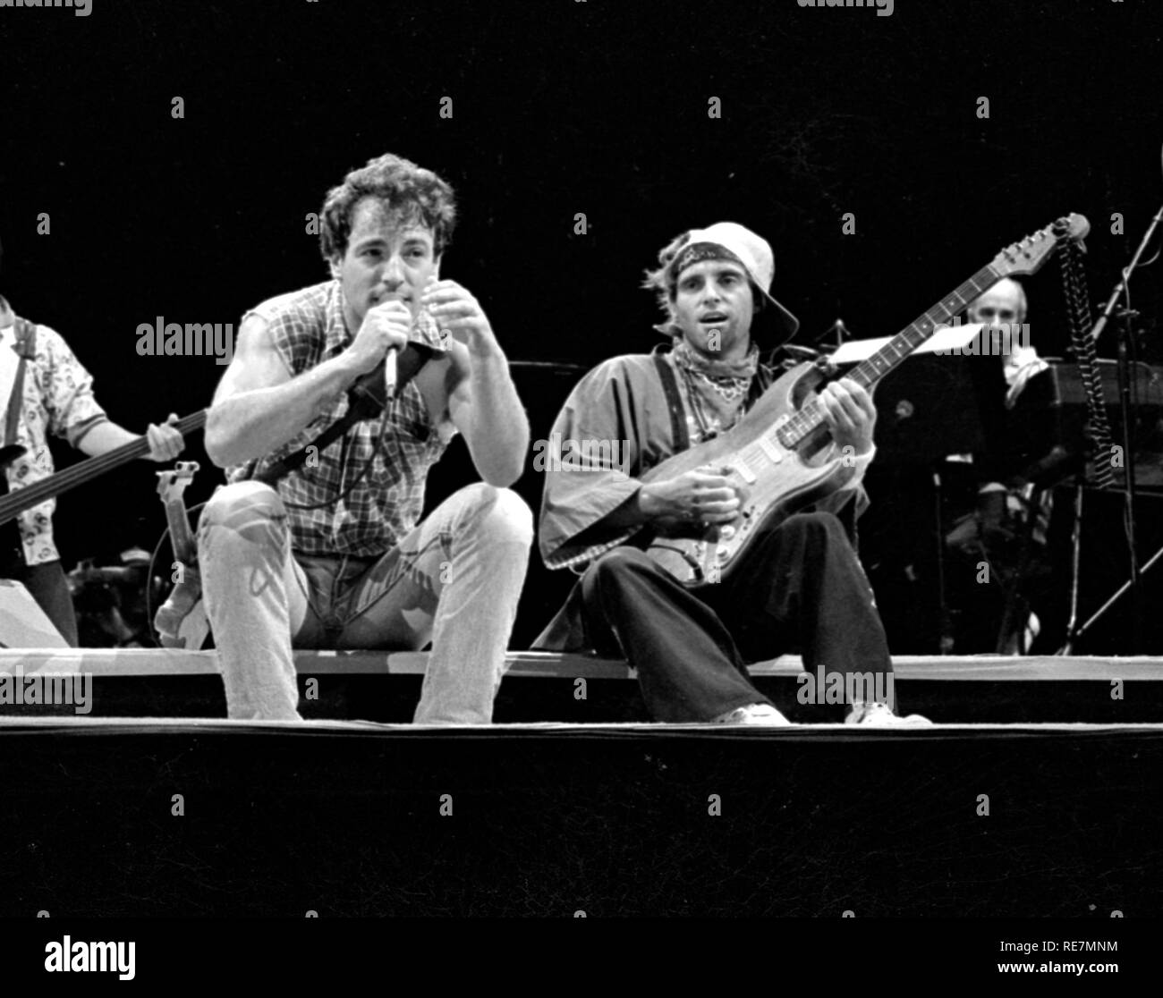 Bruce Springsteen und Nils Lofgren durchführen an den Cotton Bowl in Dallas, TX USA 1985 Foto von Bill belknap Stockfoto