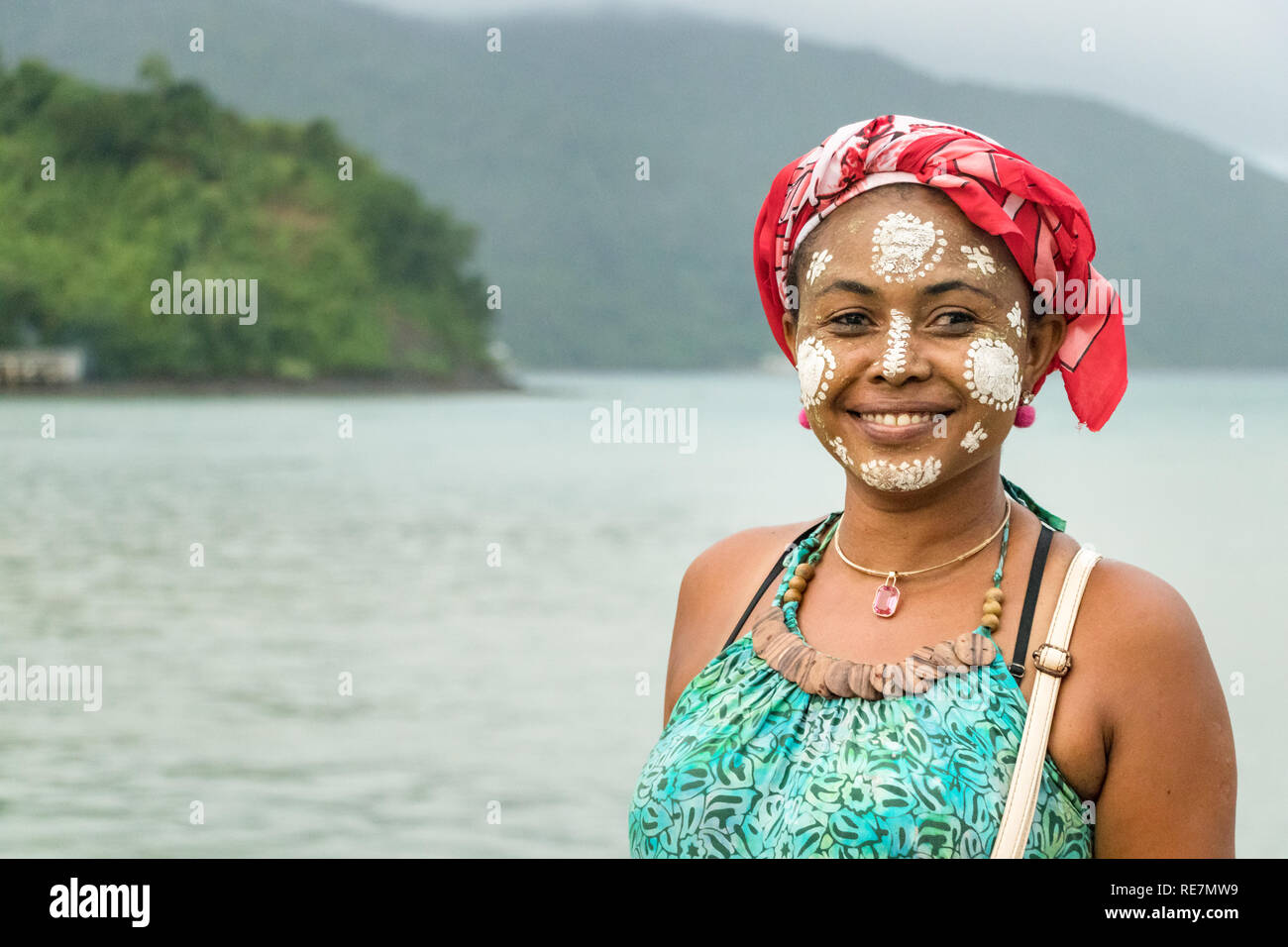 Porträt eines madagassischen Frau mit ihrem Gesicht gemalt, Vezo-Sakalava Tradition, Nosy Be Madagaskar. Stockfoto
