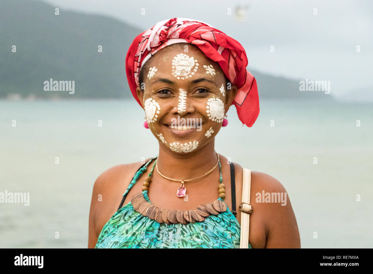 Porträt eines madagassischen Frau mit ihrem Gesicht gemalt, Vezo-Sakalava Tradition, Nosy Be Madagaskar. Stockfoto
