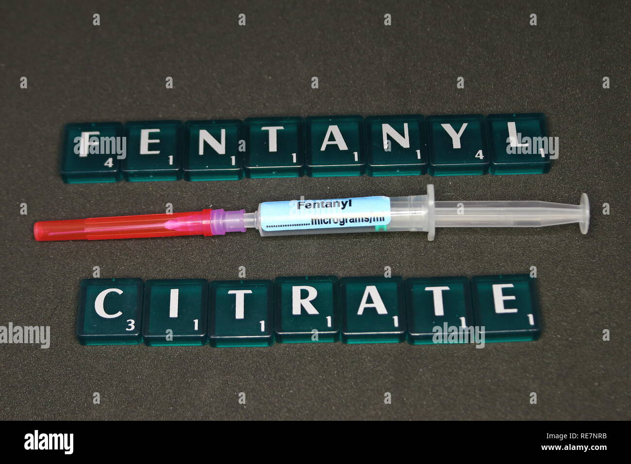 Eine Spritze und Nadel mit einem blauen Droge Label mit Fliesen Rechtschreibung Fentanyl Citrate Stockfoto
