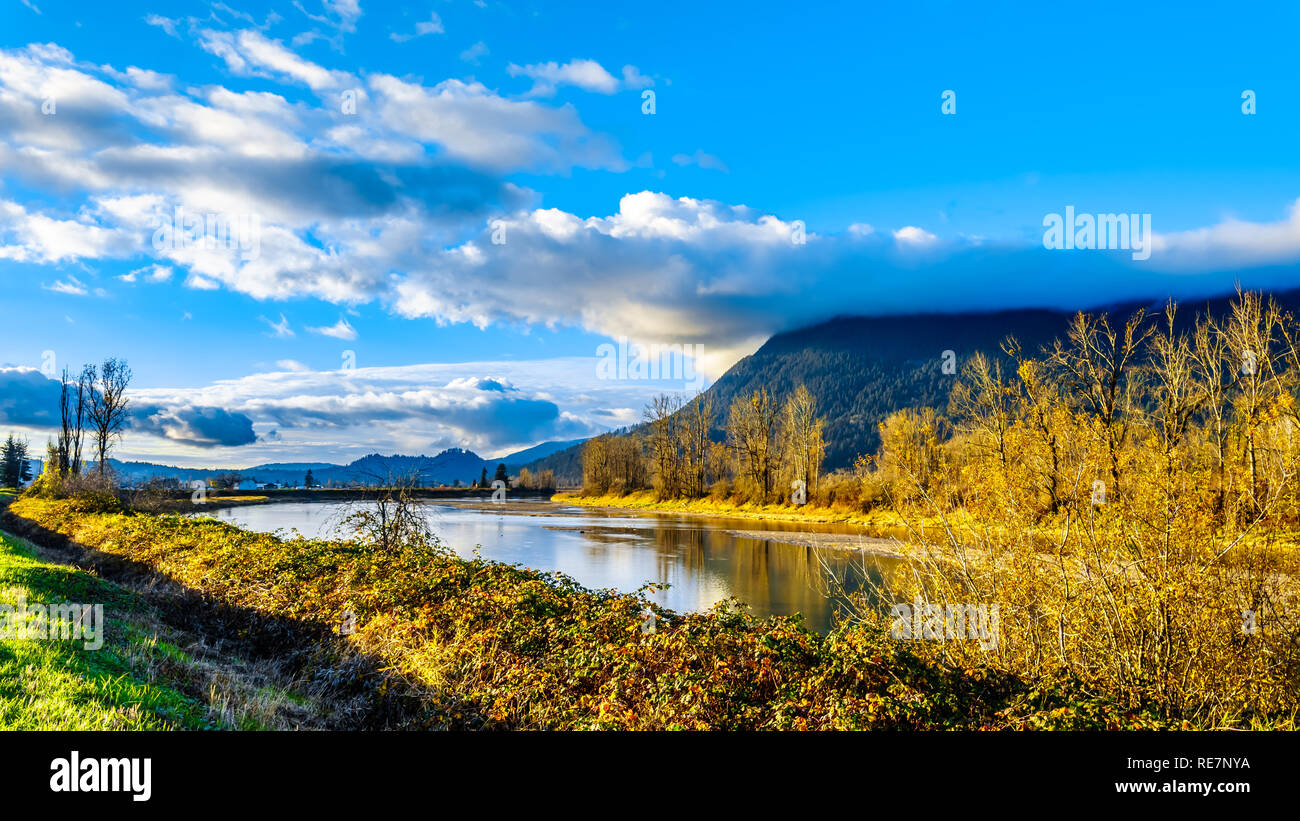 Sonnenuntergang über Nicomen Slough entlang der Lougheed Highway zwischen den Städten Deroche und Mission, Britisch-Kolumbien, Kanada Stockfoto