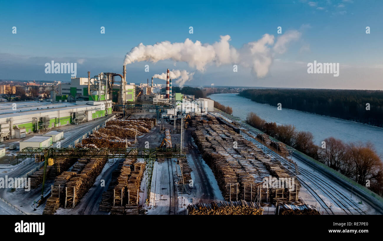 Holzbearbeitung Anlage. Holzverarbeitende Industrie. Factory für die Möbelfertigung mit verarbeitetem Holz. Luftbildaufnahmen Stockfoto