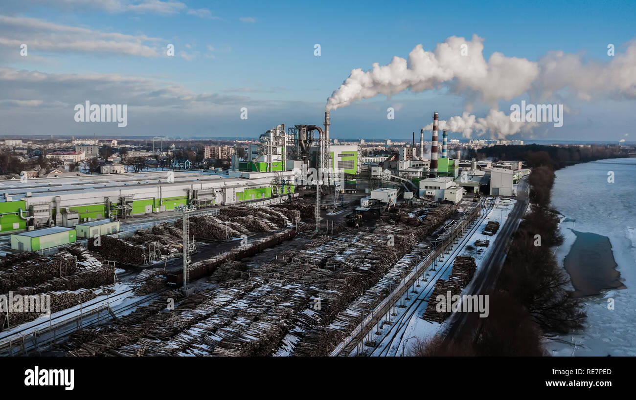 Holzbearbeitung Anlage. Holzverarbeitende Industrie. Factory für die Möbelfertigung mit verarbeitetem Holz. Luftbildaufnahmen Stockfoto