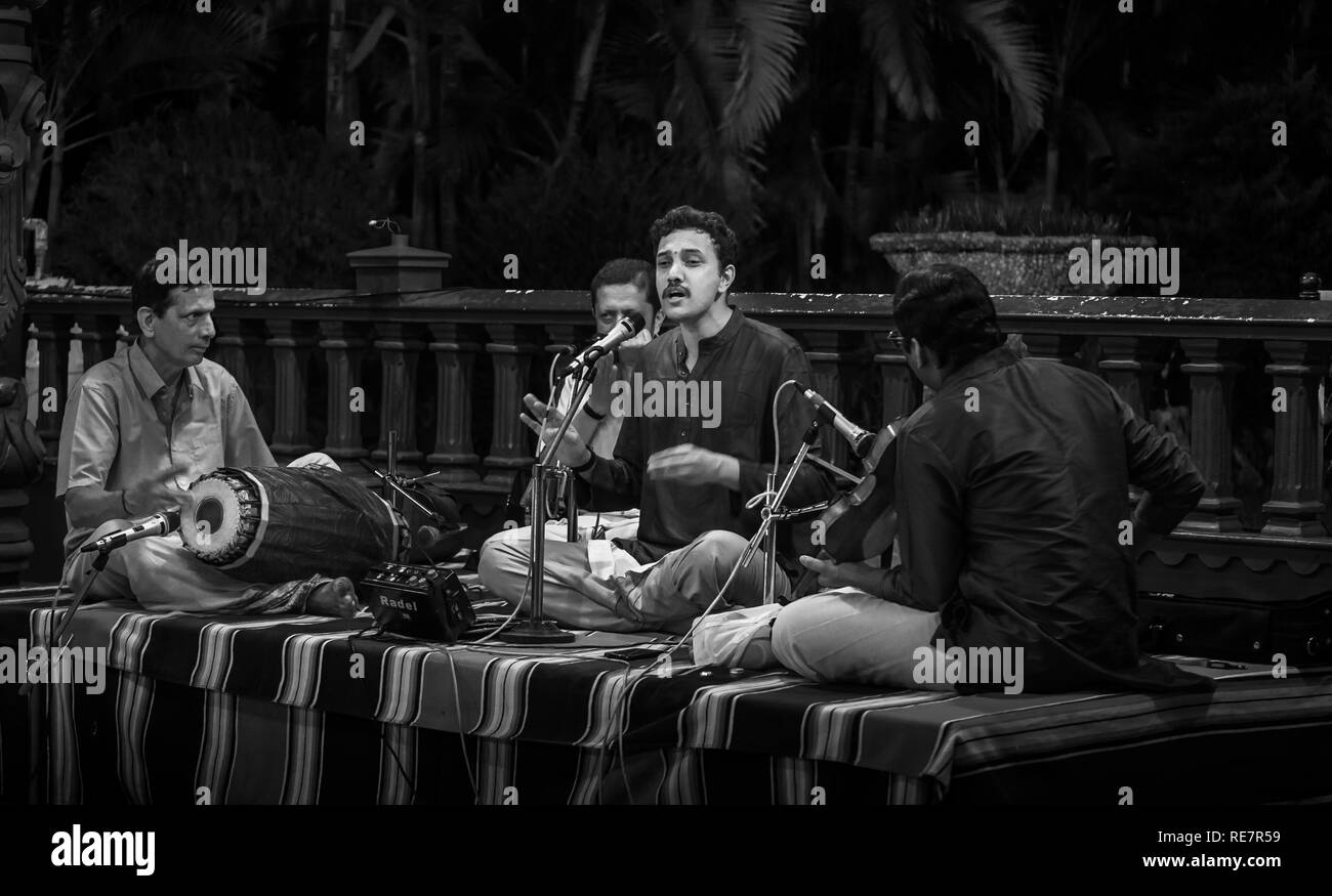 Chikmagalur, Indien - Dezember 21, 2018: klassische indische Musik Sänger Durchführung karnataka Musik im Tempel des Chikmaglur Stockfoto