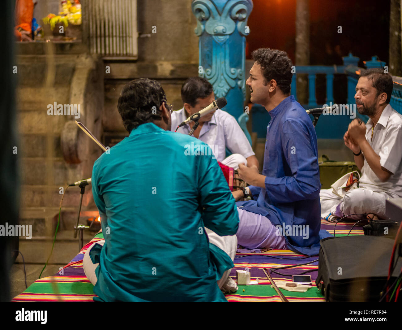 Chikmagalur, Indien - Dezember 21, 2018: klassische indische Musik Sänger Durchführung karnataka Musik im Tempel des Chikmaglur Stockfoto