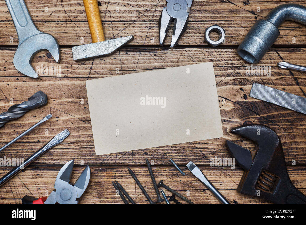 Unterschiedliche Werkzeuge zur Reparatur auf hölzernen Hintergrund mit Kopie Raum Stockfoto