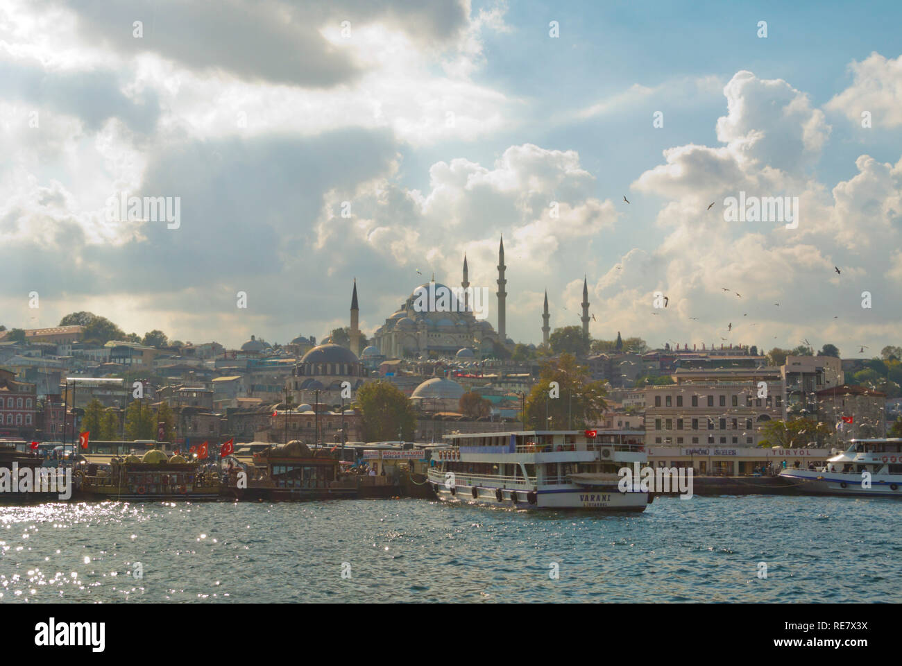 Eminönü, mit Boot im Hintergrund Piers und Sultanahmet, Istanbul, Türkei, Eurasien Stockfoto