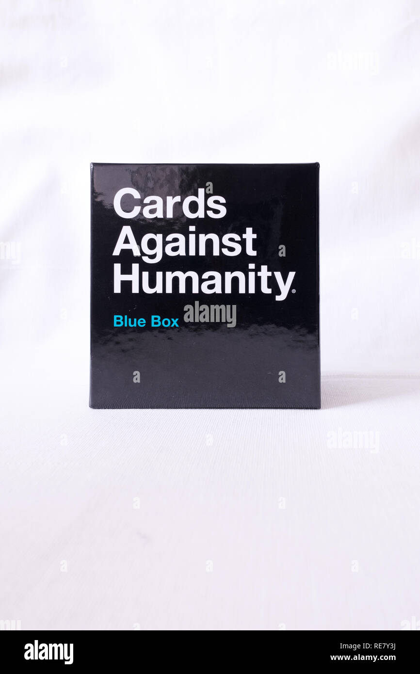 Karten gegen die Menschlichkeit Blue Box auf weißem Hintergrund Stockfoto
