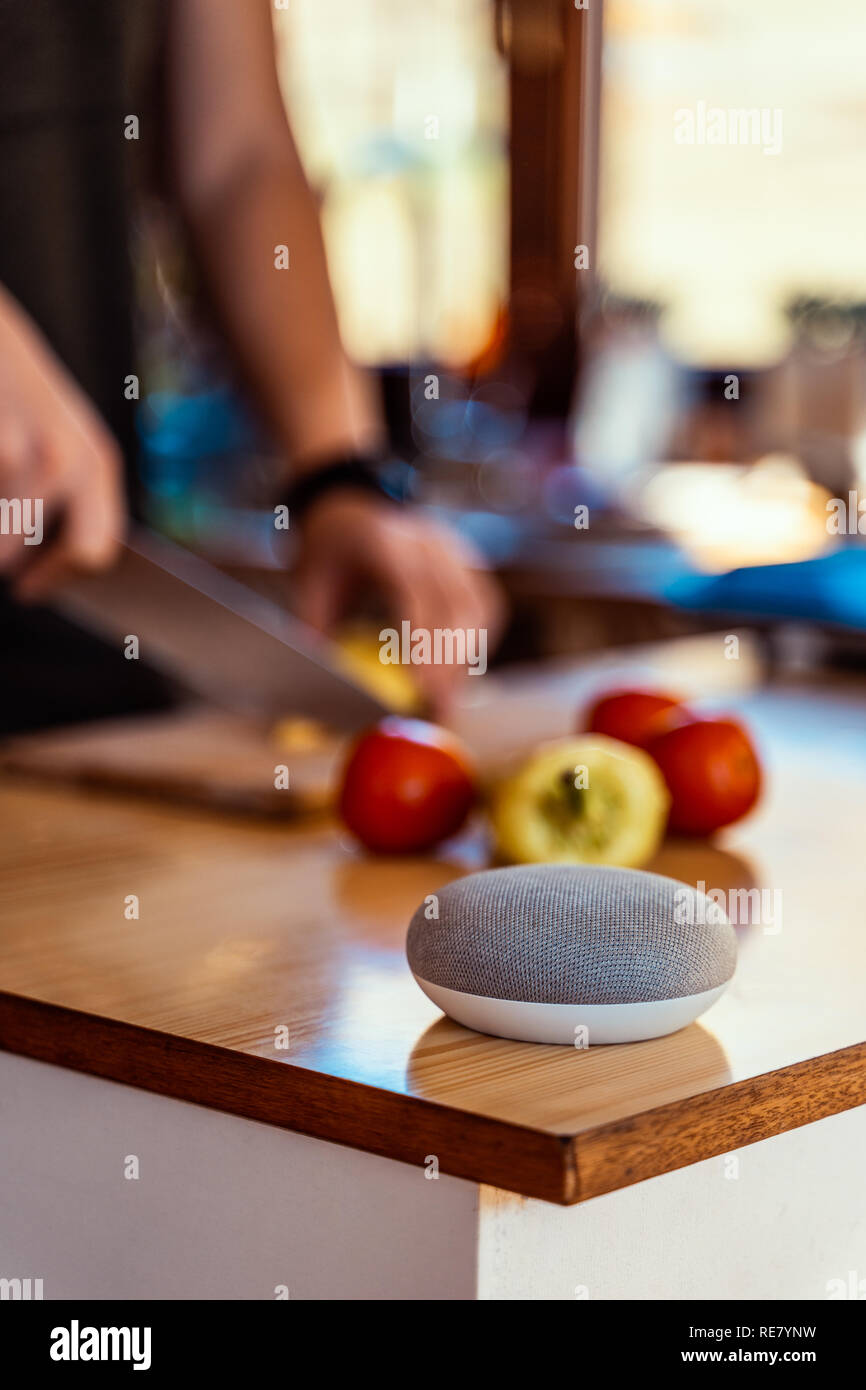 Ai Lautsprecher Konzept in der häuslichen Umgebung Stockfoto