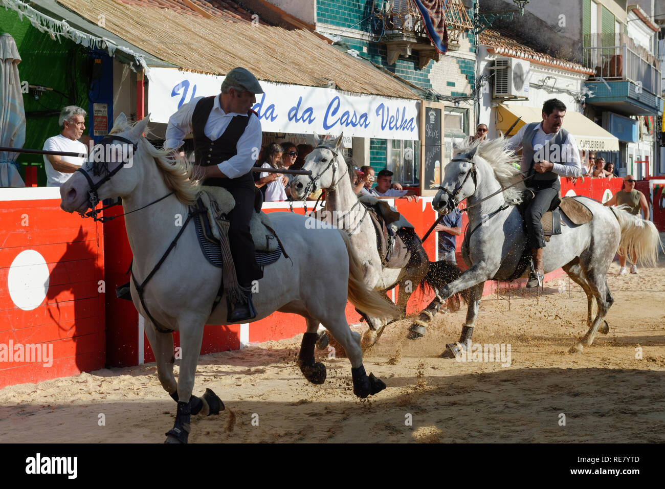 Traditionelle Largada de Toiros, Straße Stierkampf, Festas do Barrete Verde e das Salinas, Provinz Alcochete, Setubal, Portugal Stockfoto