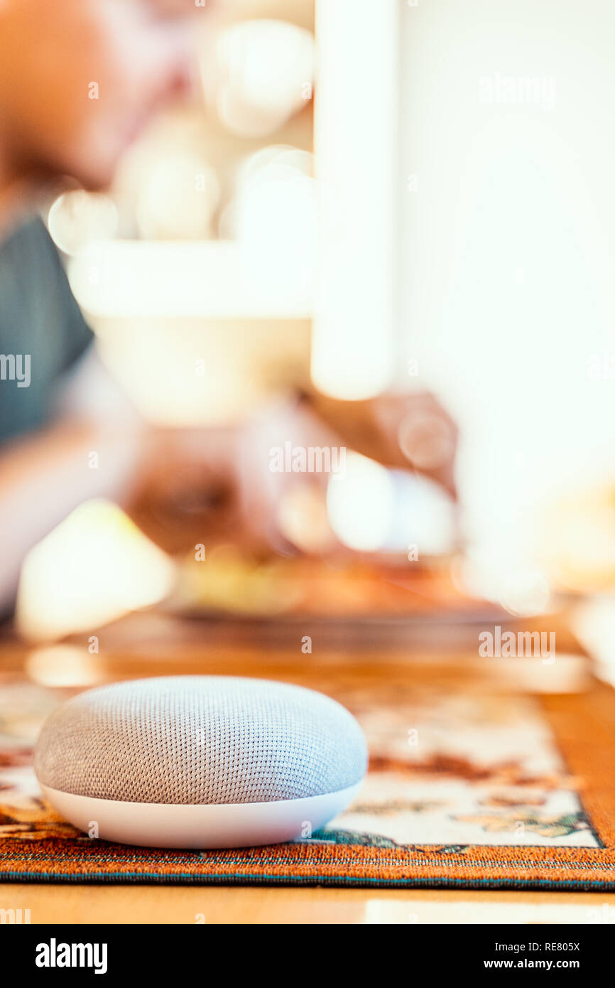 Ai Lautsprecher Konzept in der häuslichen Umgebung Stockfoto