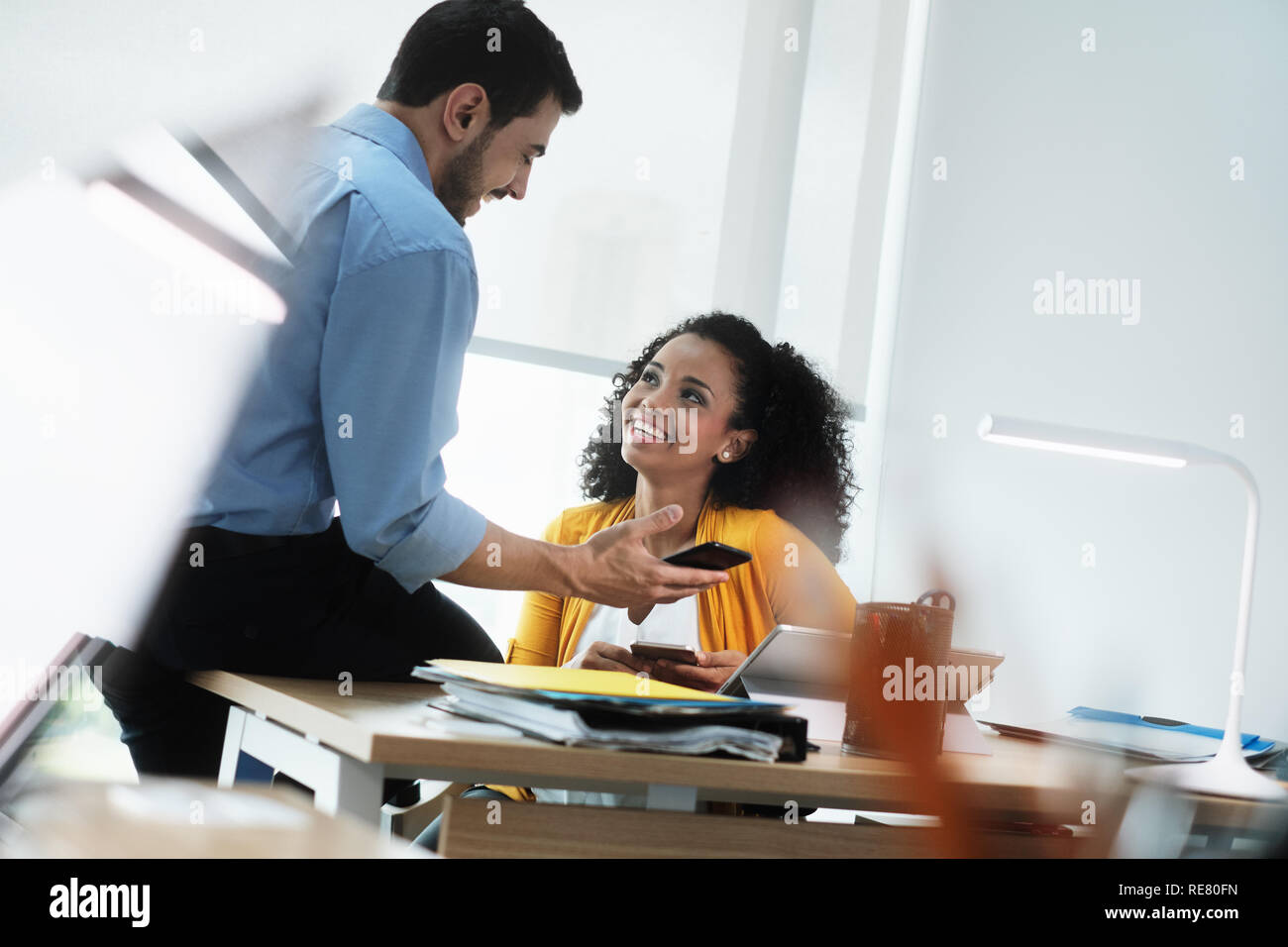 Business Menschen Lachen im Amt Video Bilder auf dem Smartphone Stockfoto