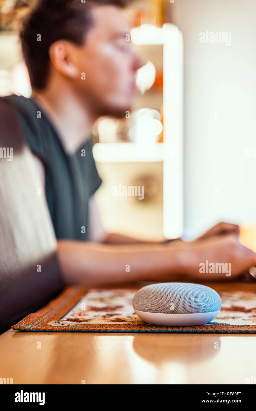 Ai Lautsprecher Konzept in der häuslichen Umgebung Stockfoto