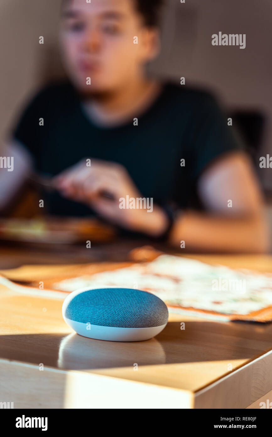 Ai Lautsprecher Konzept in der häuslichen Umgebung Stockfoto