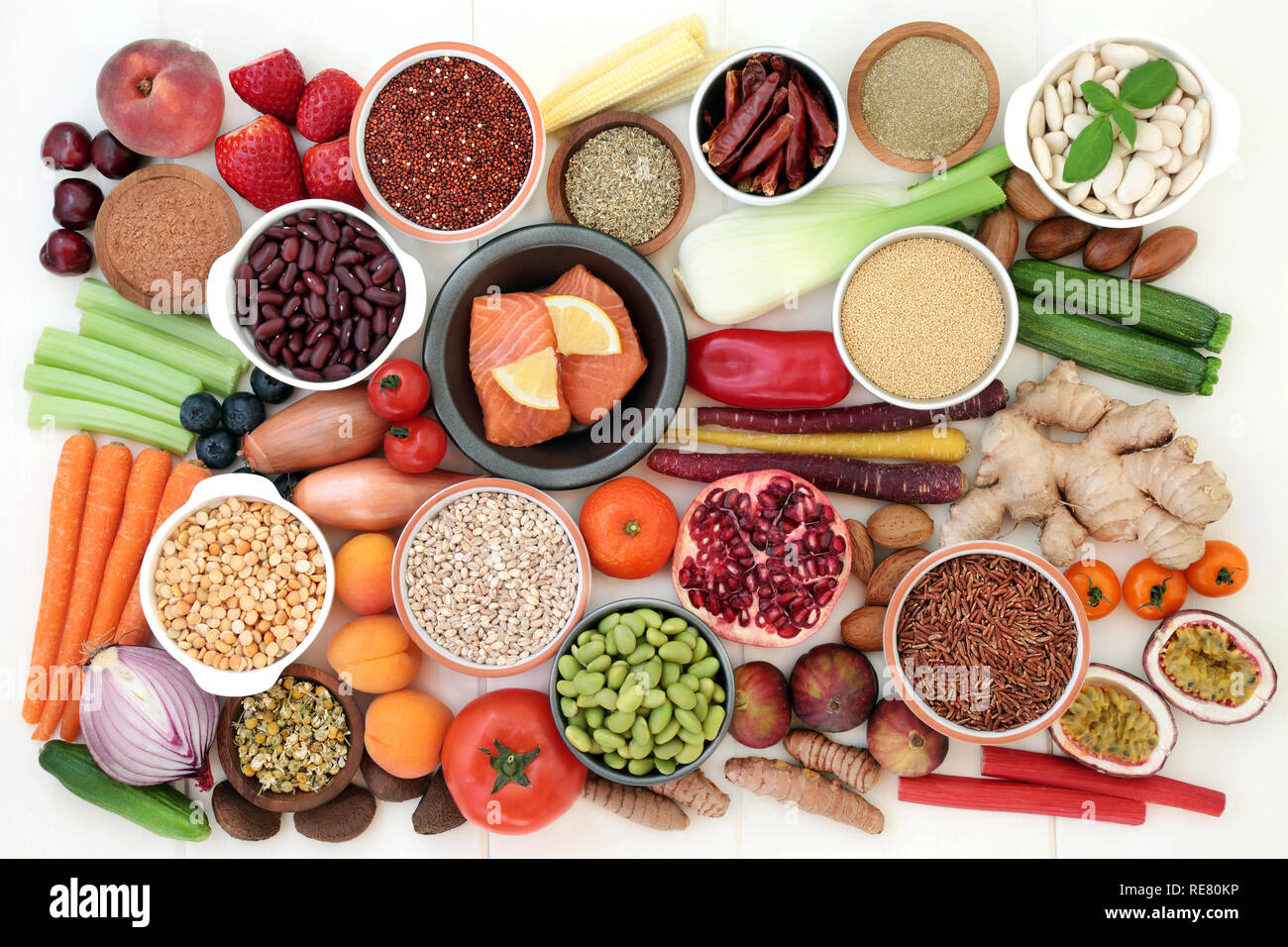 Gesundheit Nahrung für Schlusses Gewicht mit Fisch, Hülsenfrüchte, Obst und Gemüse, Körner, Nüsse, zu ergänzen, zu Pulver, Kräuter und pflanzliche Arzneimittel. Stockfoto