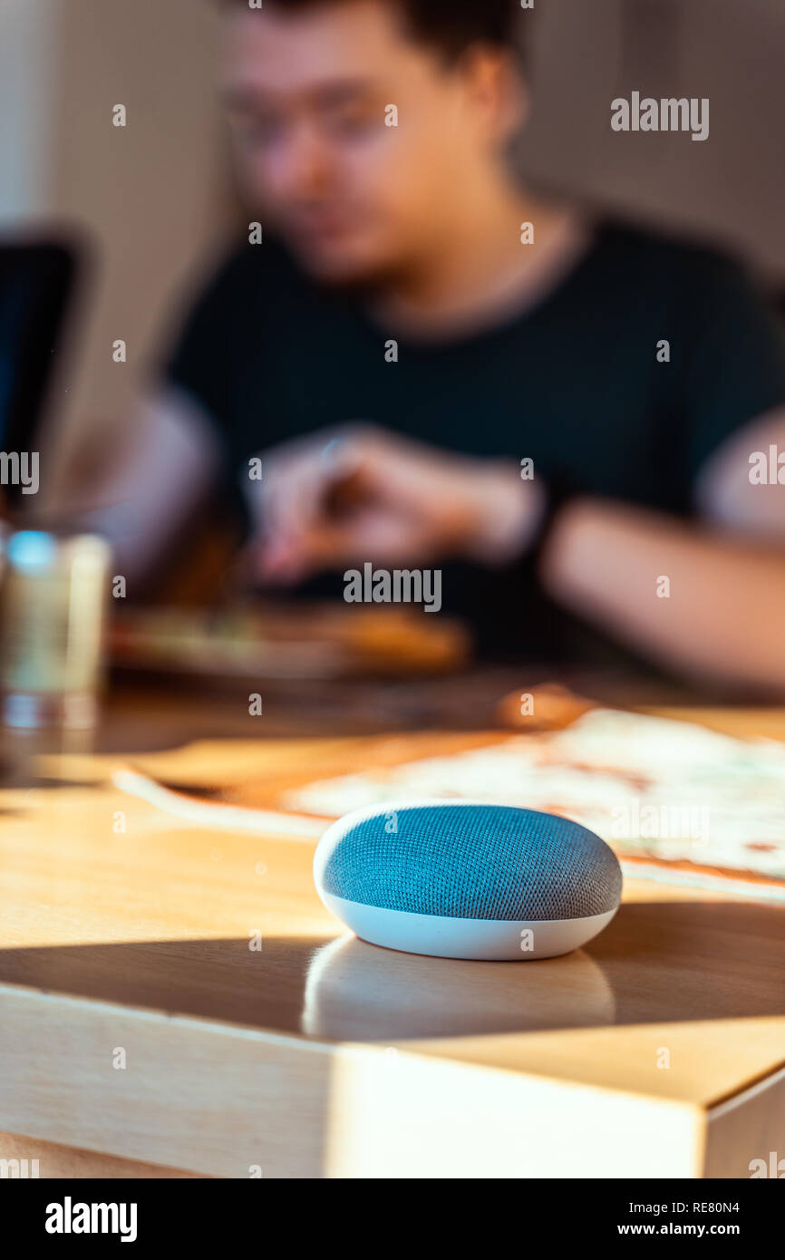 Ai Lautsprecher Konzept in der häuslichen Umgebung Stockfoto