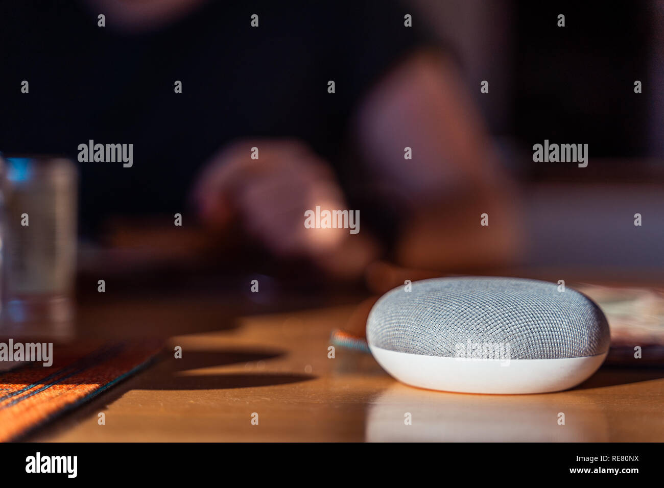 Ai Lautsprecher Konzept in der häuslichen Umgebung Stockfoto