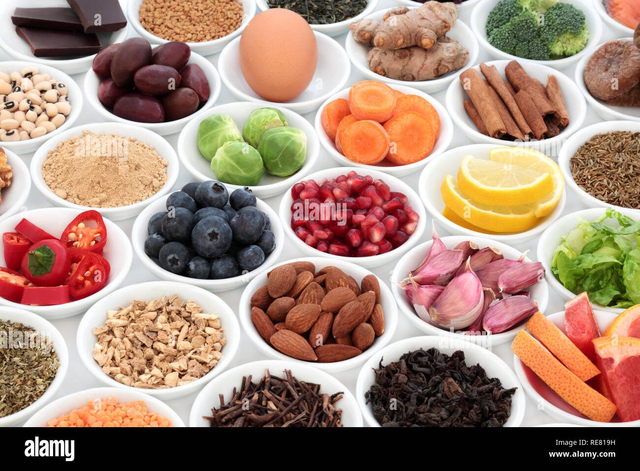 Super Essen, den Alterungsprozess Konzept einschließlich Obst, Gemüse, Samen, Nüsse, Kräuter, Gewürze, grüne und schwarze Tees zu verlangsamen. Stockfoto