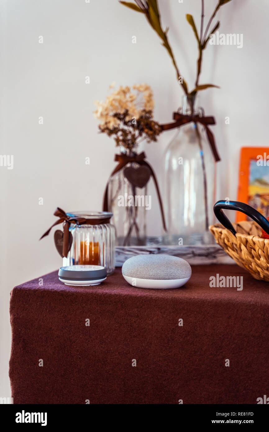 Ai Lautsprecher Konzept in der häuslichen Umgebung Stockfoto