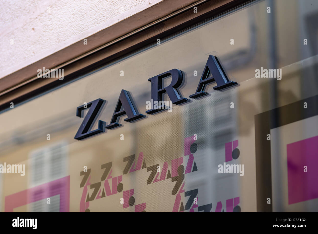 RAVENNA, ITALIEN - Januar 15, 2019: Lichter erleuchten ZARA Logo auf Storefront Stockfoto