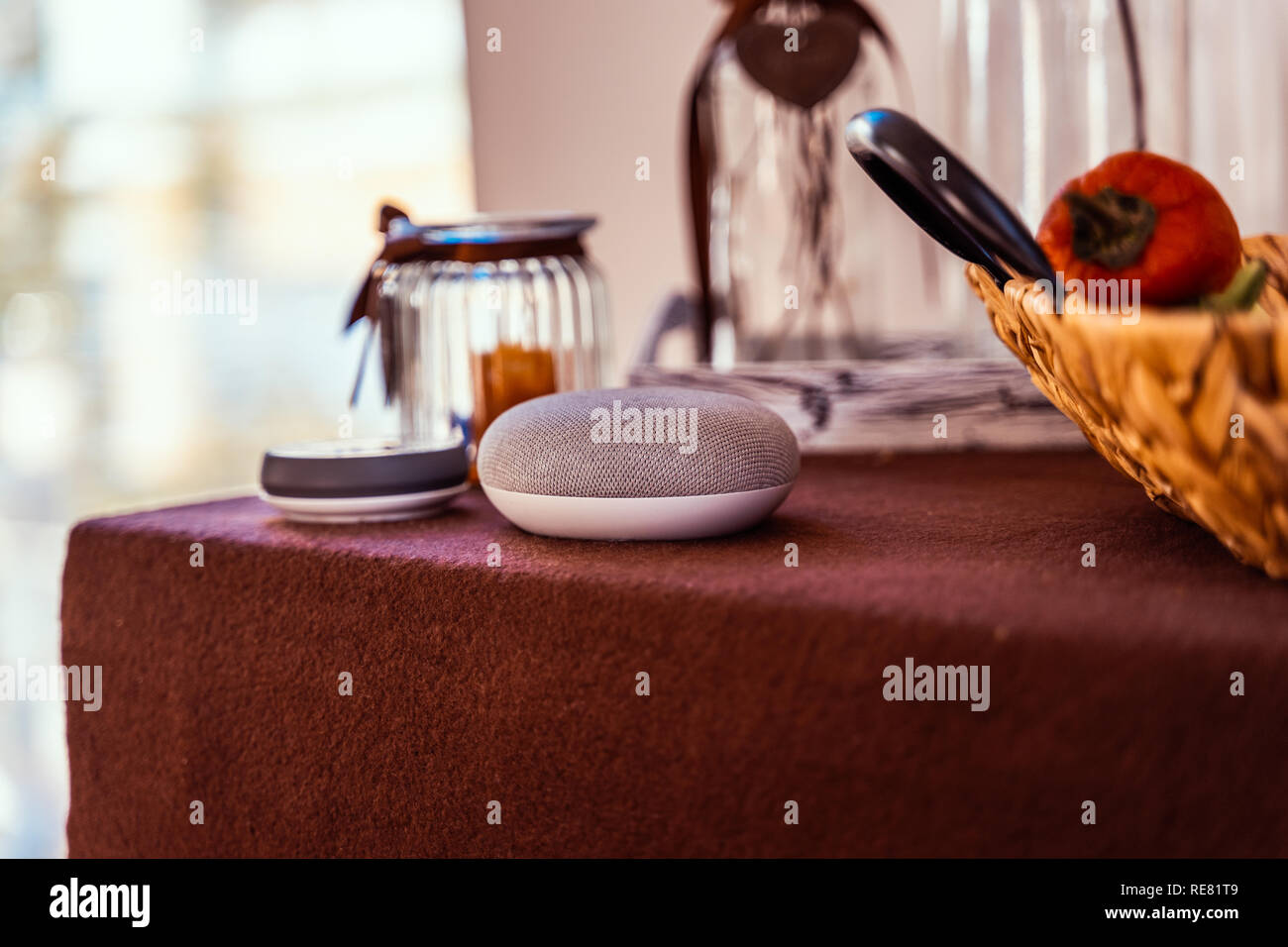 Ai Lautsprecher Konzept in der häuslichen Umgebung Stockfoto