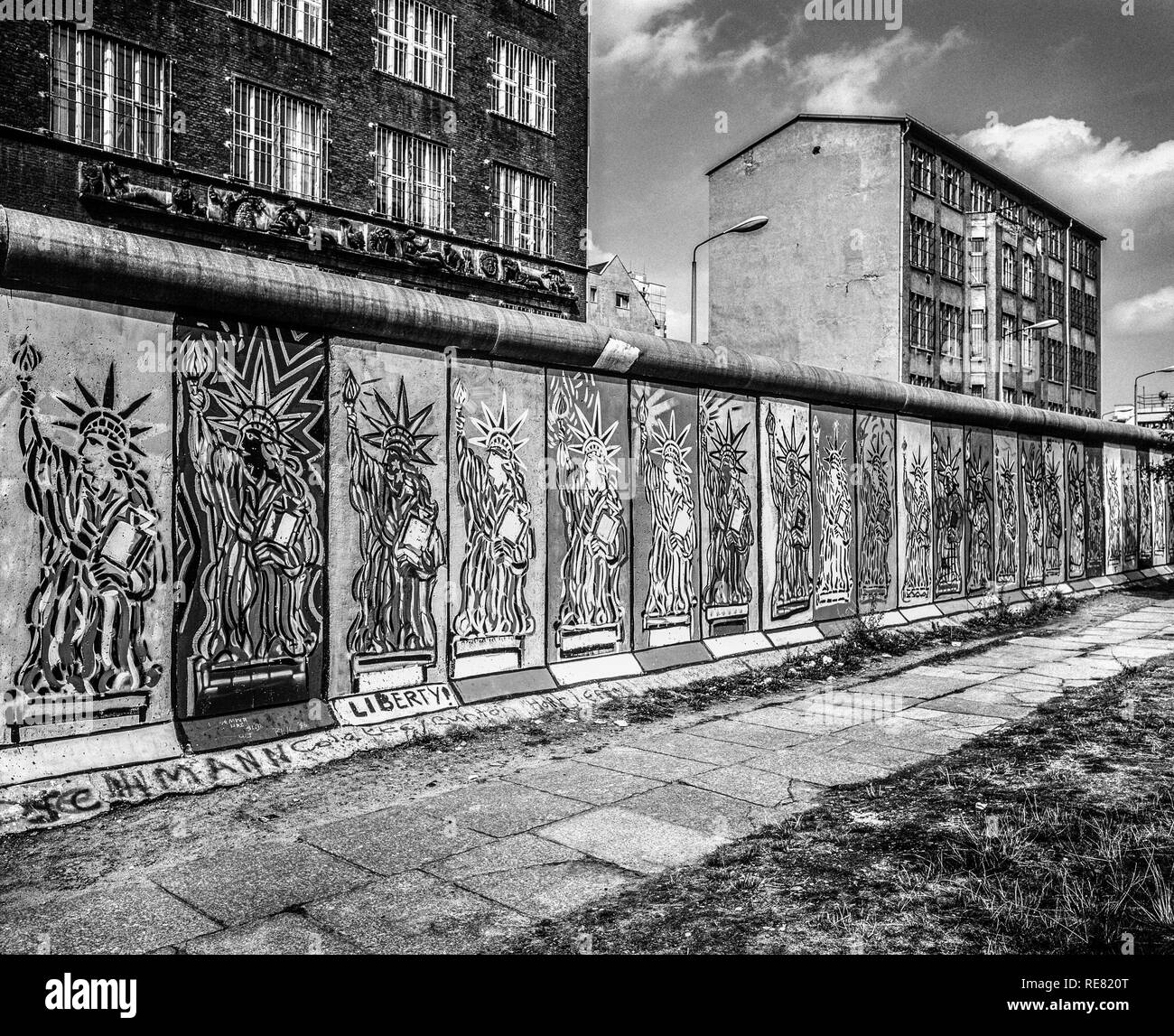 August 1986, Berliner Mauer, Freiheitsstatue Fresken, Westen, Osten Berlin Gebäude, Zimmerstraße Street, West Berlin, Deutschland, Europa, Stockfoto