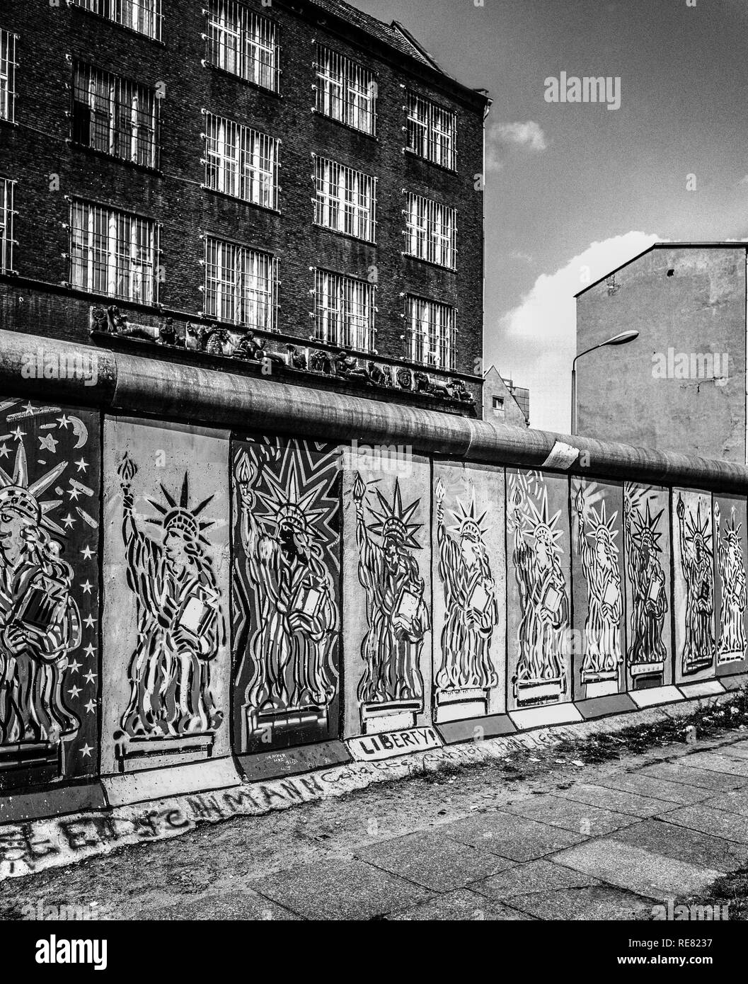 August 1986, Berliner Mauer, Freiheitsstatue Fresken, Westen, Osten Berlin Gebäude, Zimmerstraße Street, West Berlin, Deutschland, Europa, Stockfoto