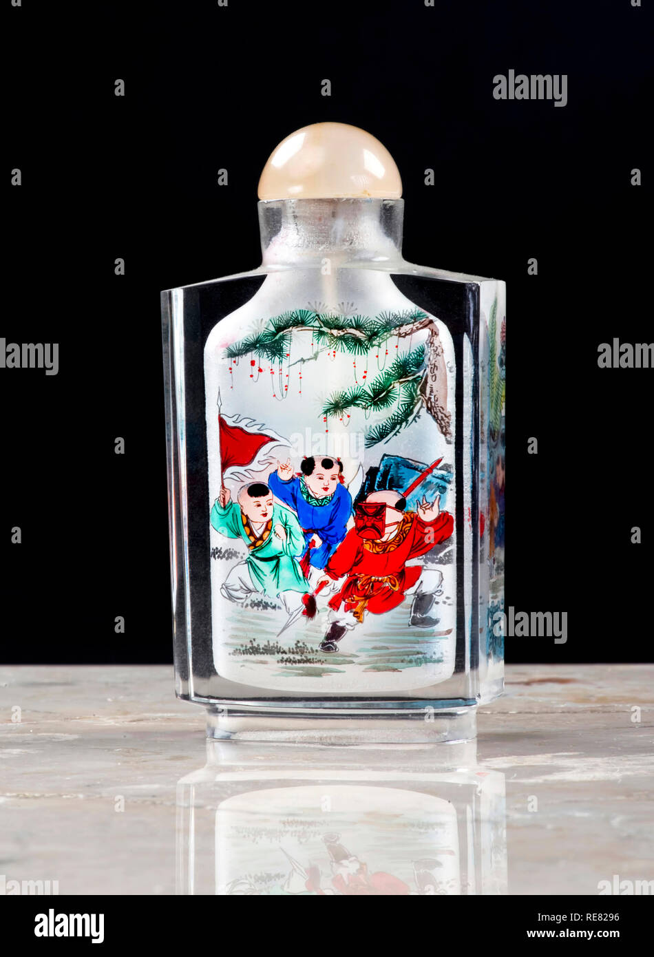 Im Inneren des 20. Jahrhunderts gemalten chinesischen Bergkristall Schnupftabak Flasche. Stockfoto