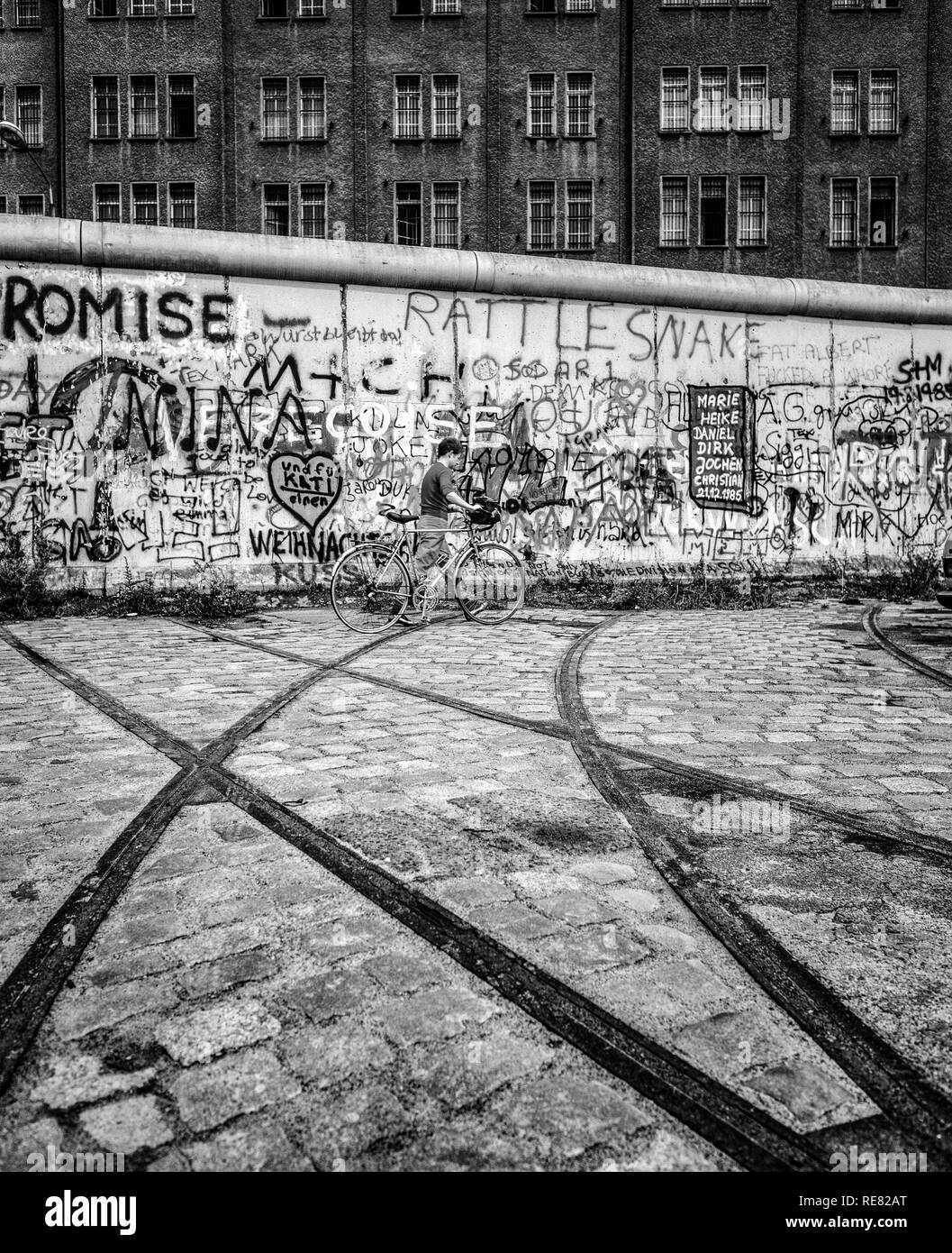 August 1986, Berliner Mauer Graffitis, Straßenbahn-Schienen endet in Wand, Radfahrer, Ost-Berlin, West-berlin, Deutschland, Europa, Stockfoto
