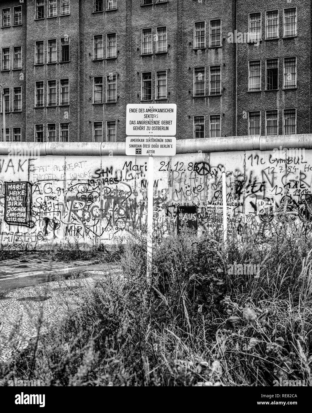 August 1986, Berliner Mauer Graffitis, Warnzeichen für Ende der amerikanischen Sektor, Ost-Berlin, West-berlin, Deutschland, Europa, Stockfoto