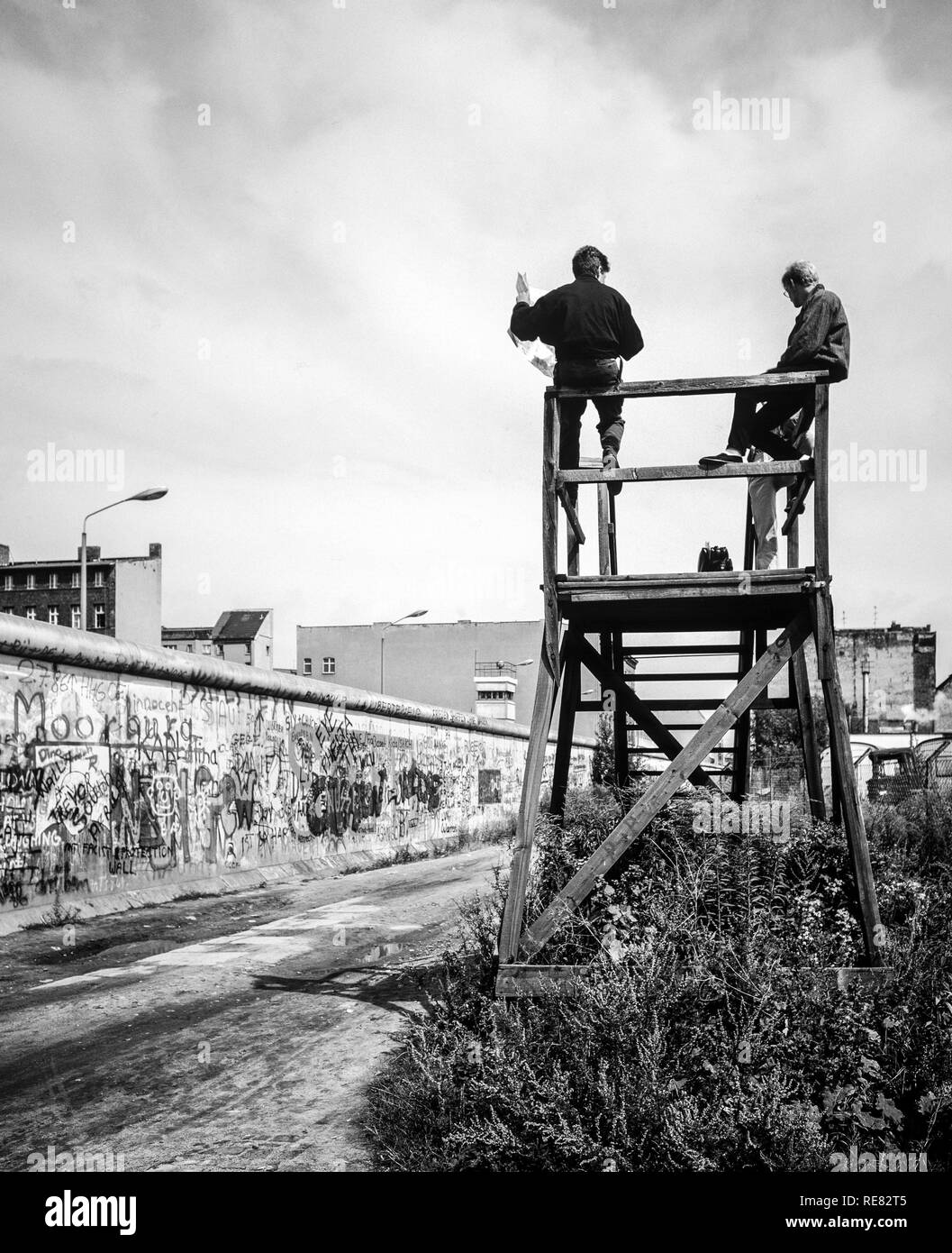 August 1986, Berliner Mauer Graffitis, Menschen auf der Aussichtsplattform über der Wand suchen, Zimmerstraße Street, West Berlin, Deutschland, Europa, Stockfoto