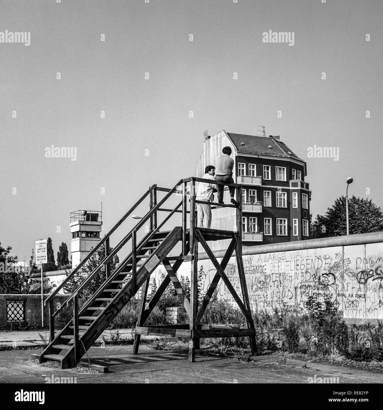 August 1986, Berliner Mauer, zwei Männer auf der Aussichtsplattform, Ost-Berlin, West-berlin, Deutschland, Europa, Stockfoto