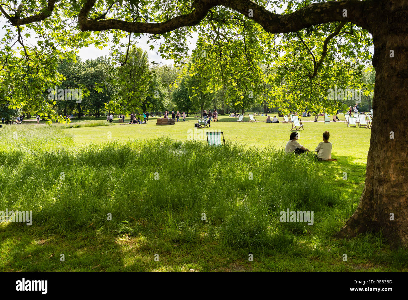 Junges Paar entspannende im Green Park, London an einem Sommertag. Stockfoto